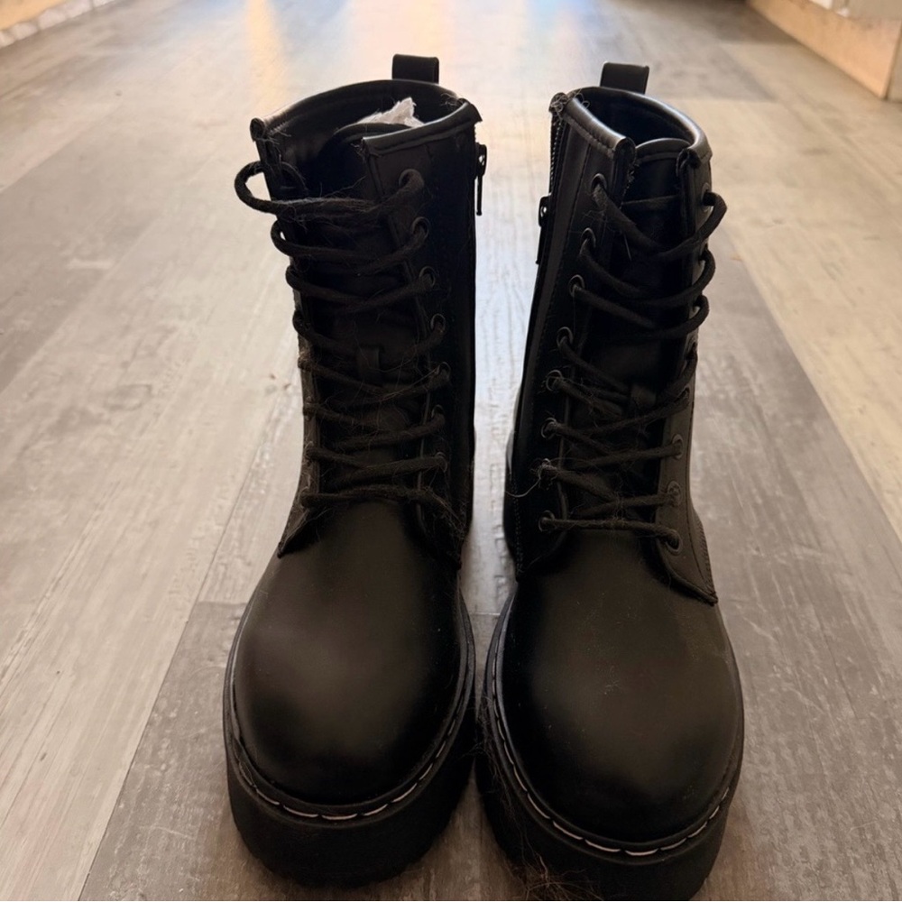 Steve Madden Buffy Black Platform Combat Boots Side Zip Vegan Leather NWOB - Picture 3 of 10